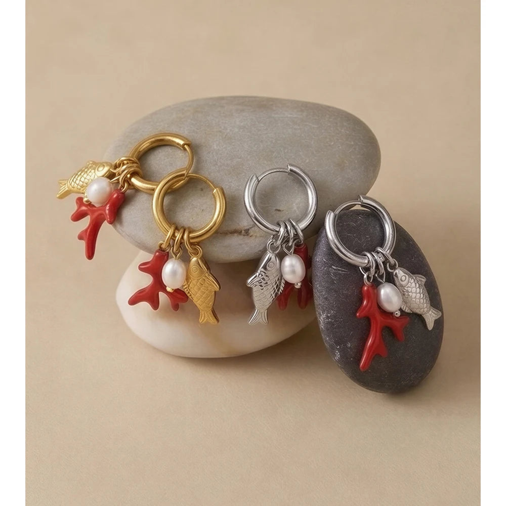 Freshwater pearl geometric earrings in gold-plated stainless steel with freshwater pearl.