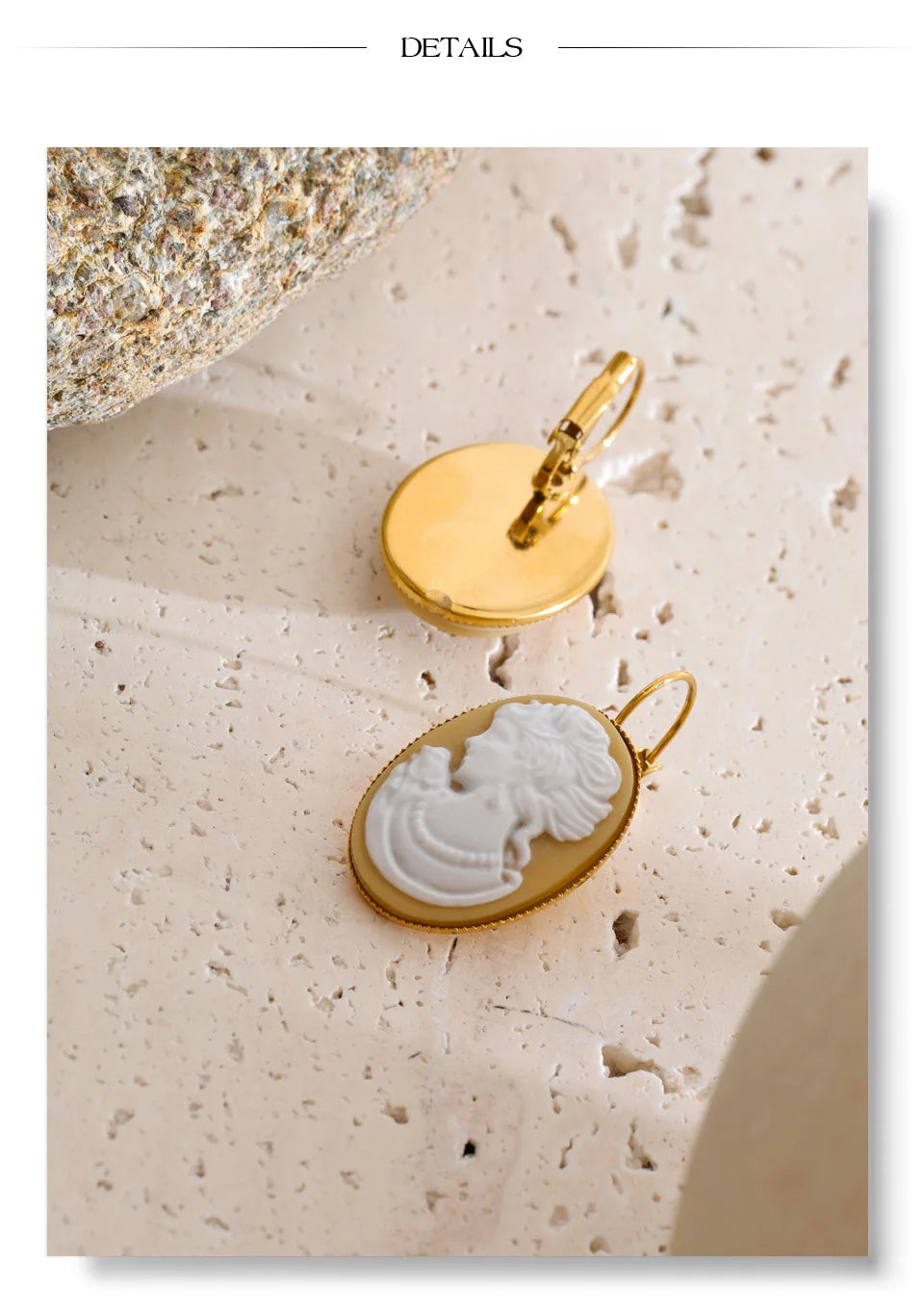 Resin geometric earrings in gold-plated stainless steel with resin.