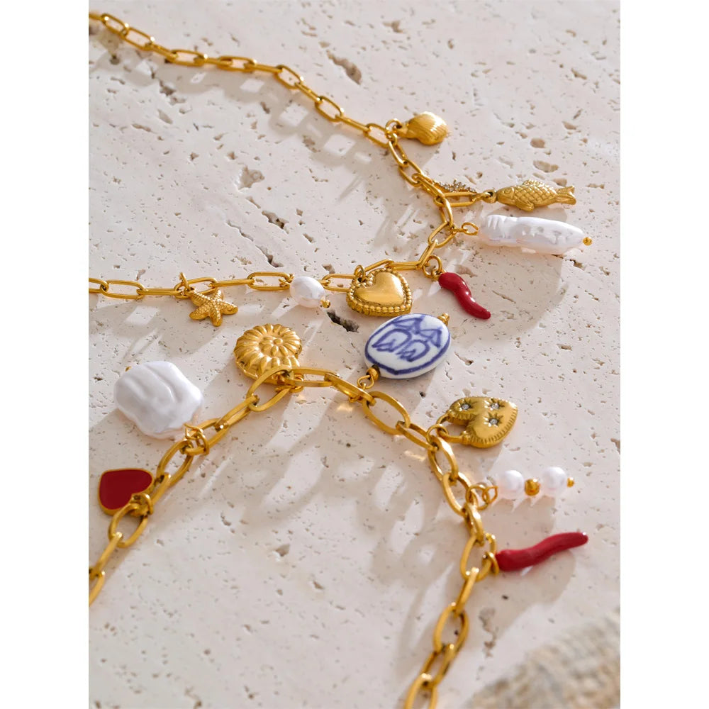 Pearl shell flower necklace in gold-plated stainless steel with pearl and shell.