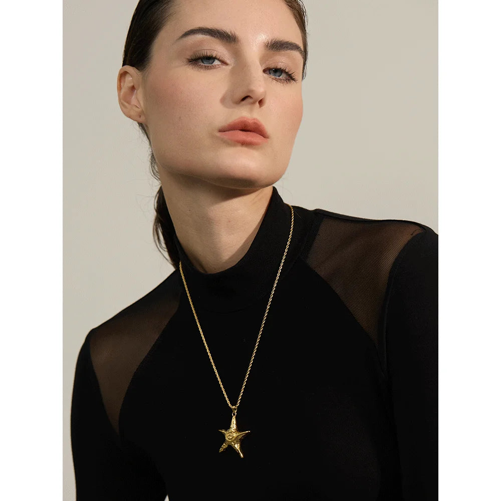 Star necklace in gold-plated 316L stainless steel.