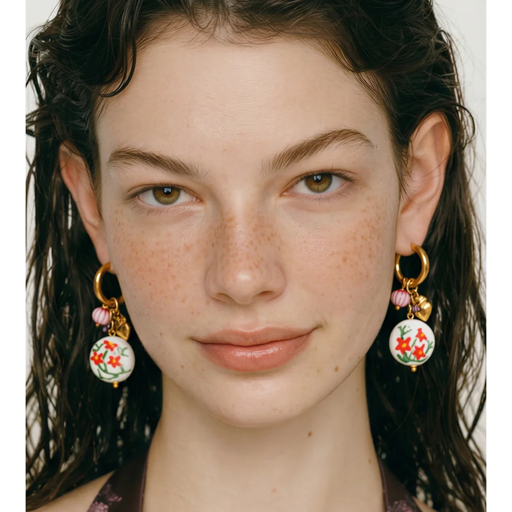 Flower geometric earrings in gold-plated stainless steel.