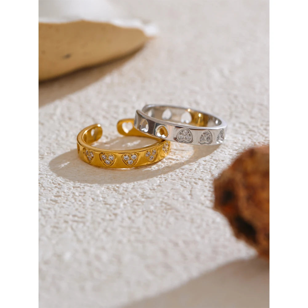 Cubic zirconia heart ring in gold-plated stainless steel with cubic zirconia.