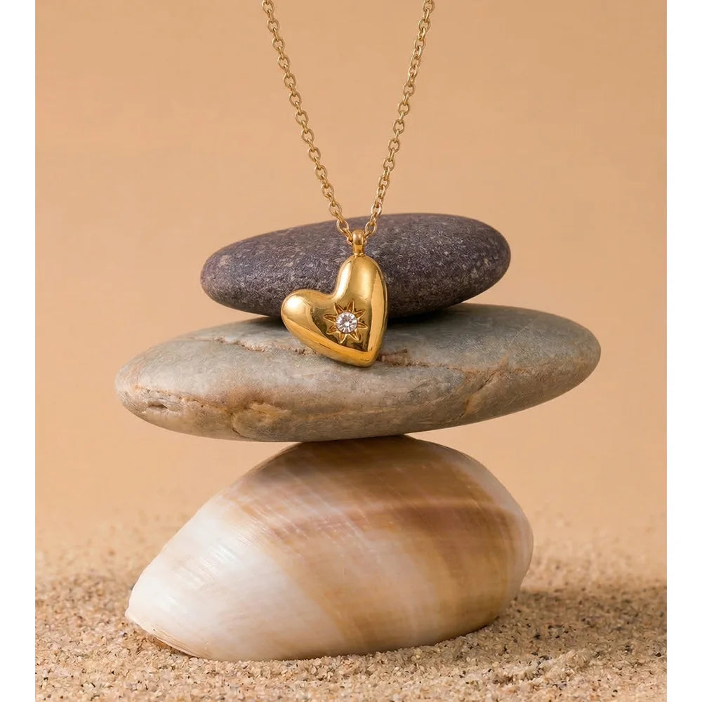 Cubic zirconia heart necklace in gold-plated stainless steel with cubic zirconia.