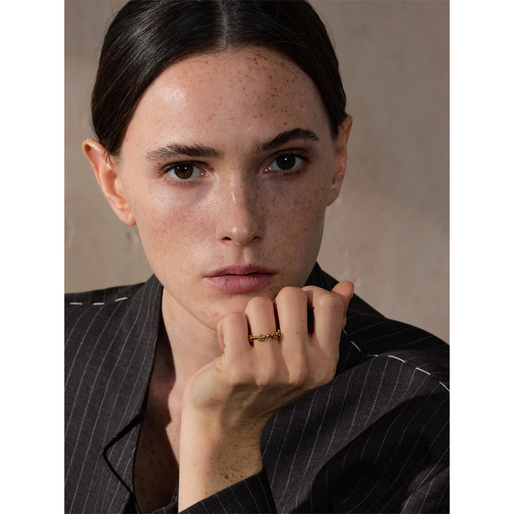 Flower ring in 18K gold-plated stainless steel.