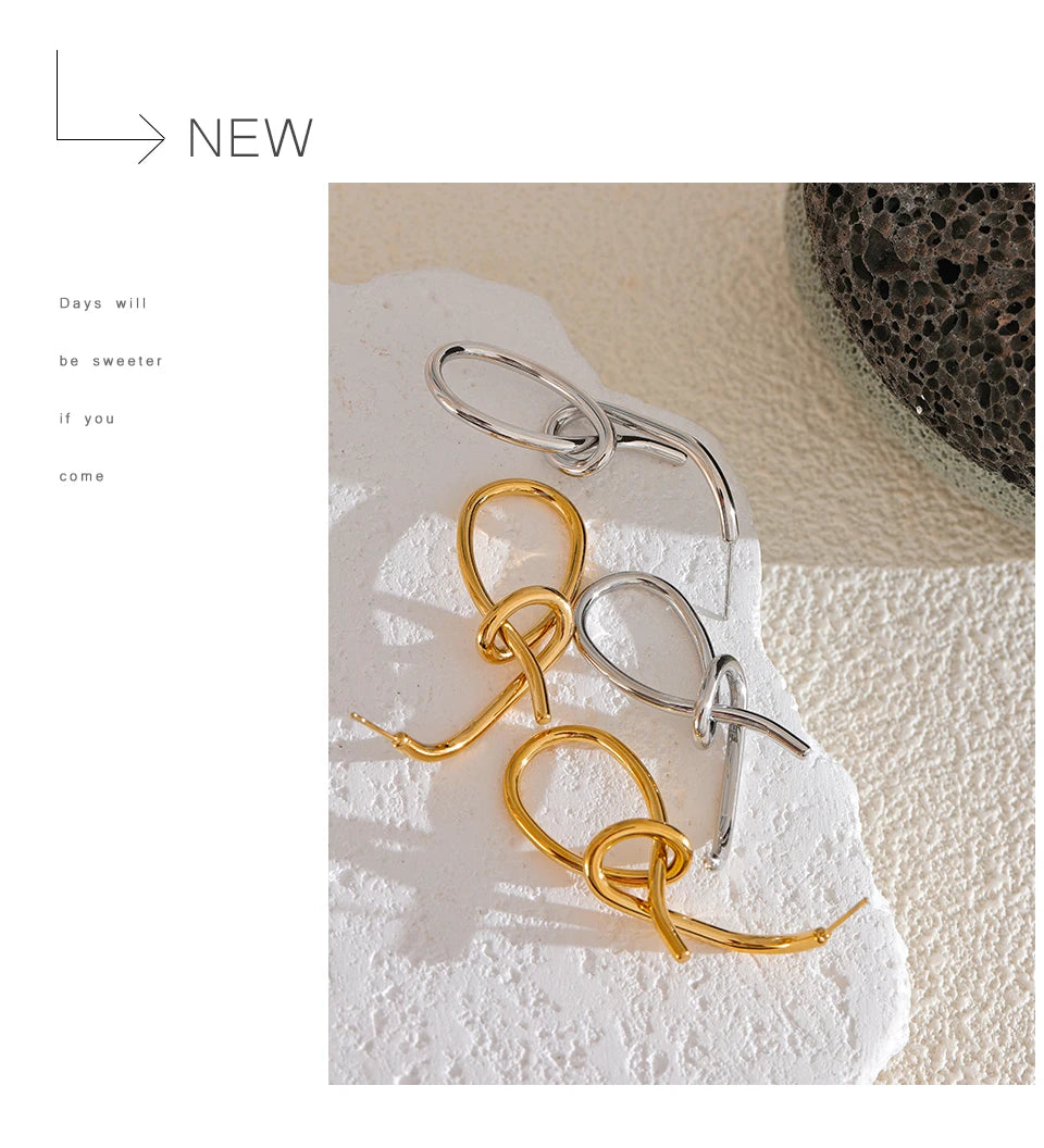 Geometric earrings in gold-plated stainless steel.