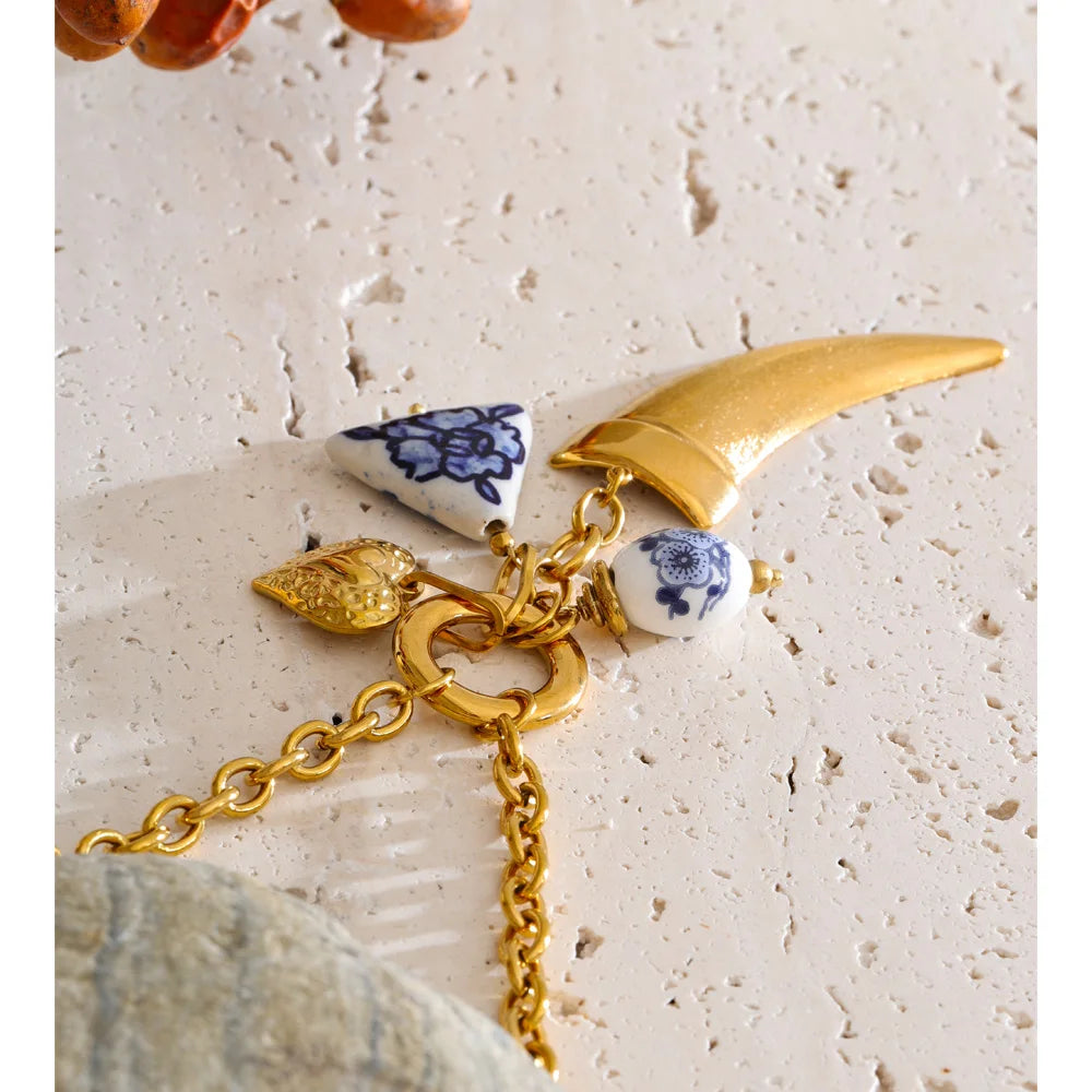 Heart geometric necklace in gold-plated stainless steel.