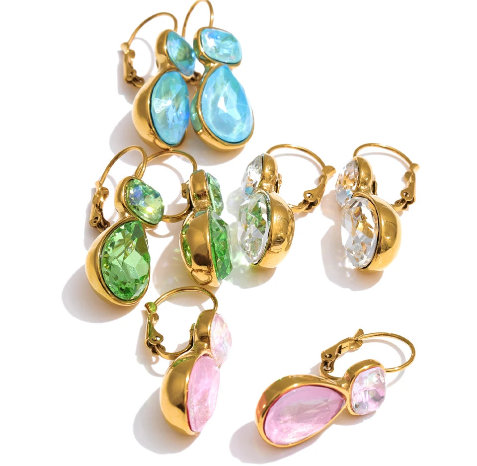 Crystal geometric earrings in gold-plated stainless steel with crystal.