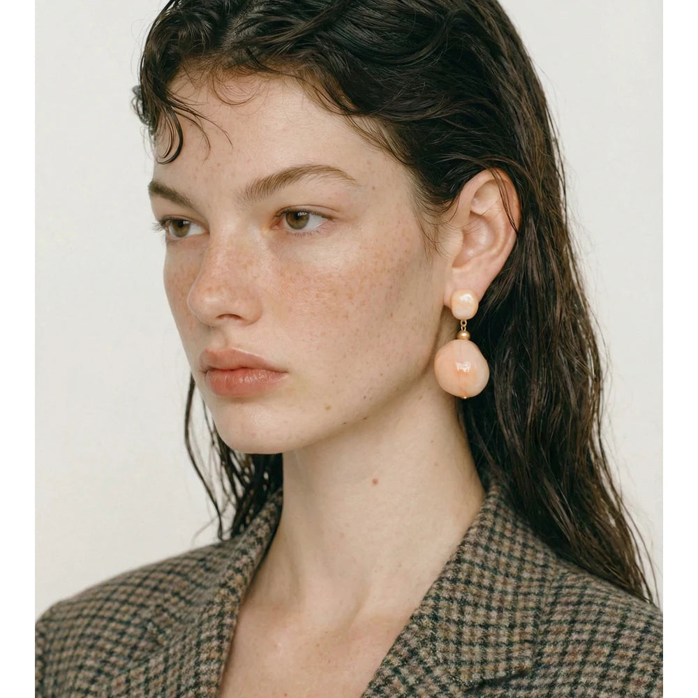 Resin geometric earrings in gold-plated stainless steel with resin.