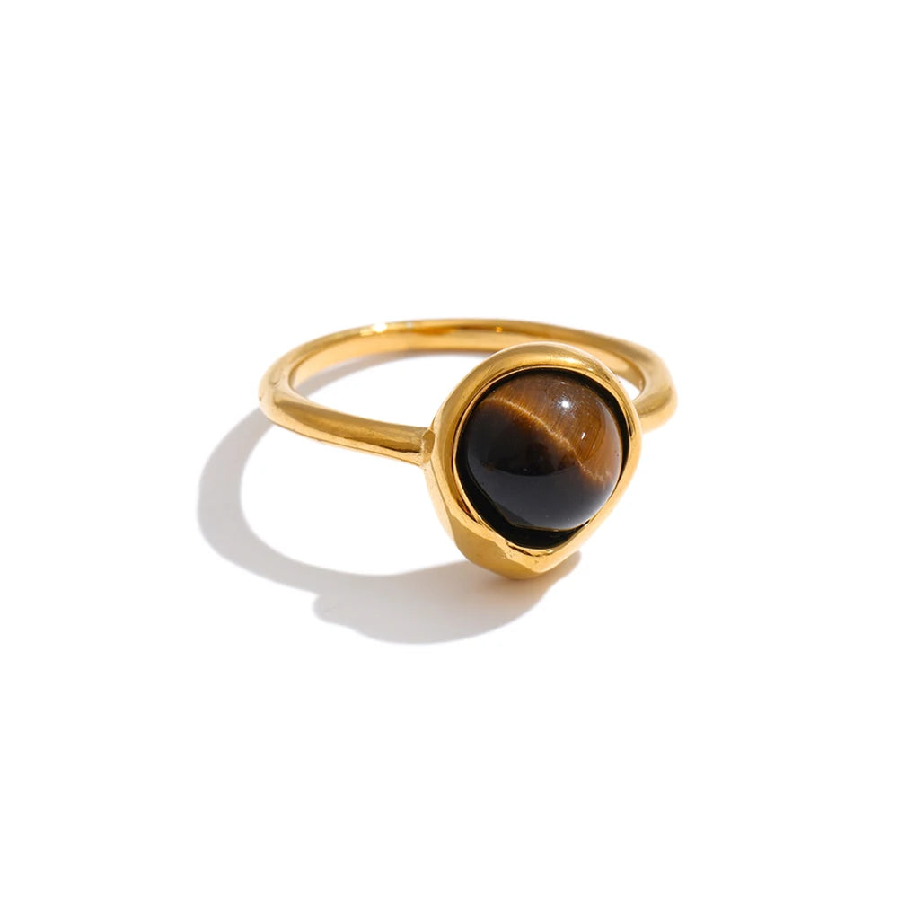 Natural stone geometric ring in 18K gold-plated stainless steel with natural stone.