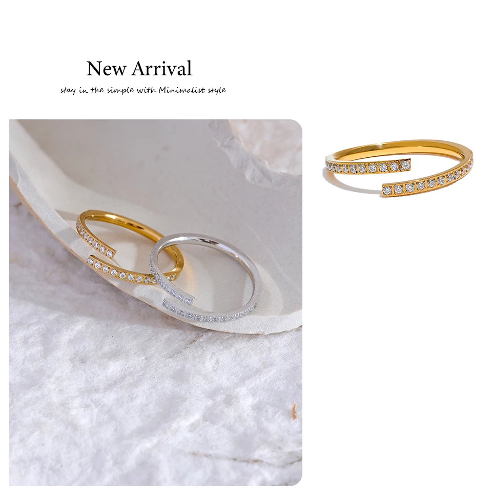 Cubic zirconia minimalist geometric ring in gold-plated stainless steel with cubic zirconia.