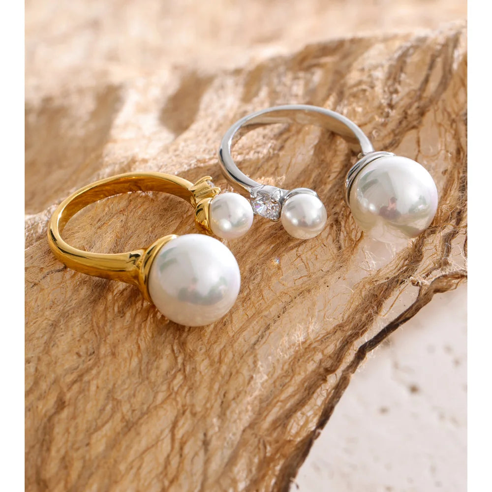 Cubic zirconia pearl geometric ring in 18K gold-plated stainless steel with pearl and cubic zirconia.