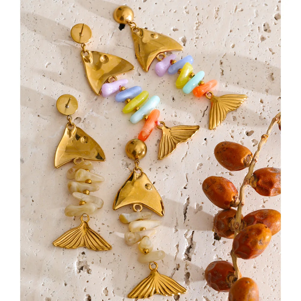 Resin multi-color geometric earrings in gold-plated stainless steel with resin.