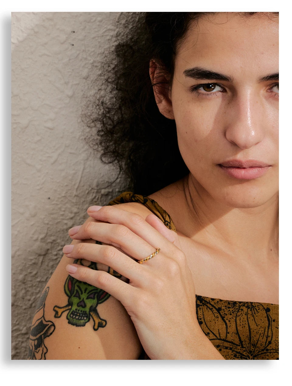 Minimalist geometric ring in 18K gold-plated stainless steel.