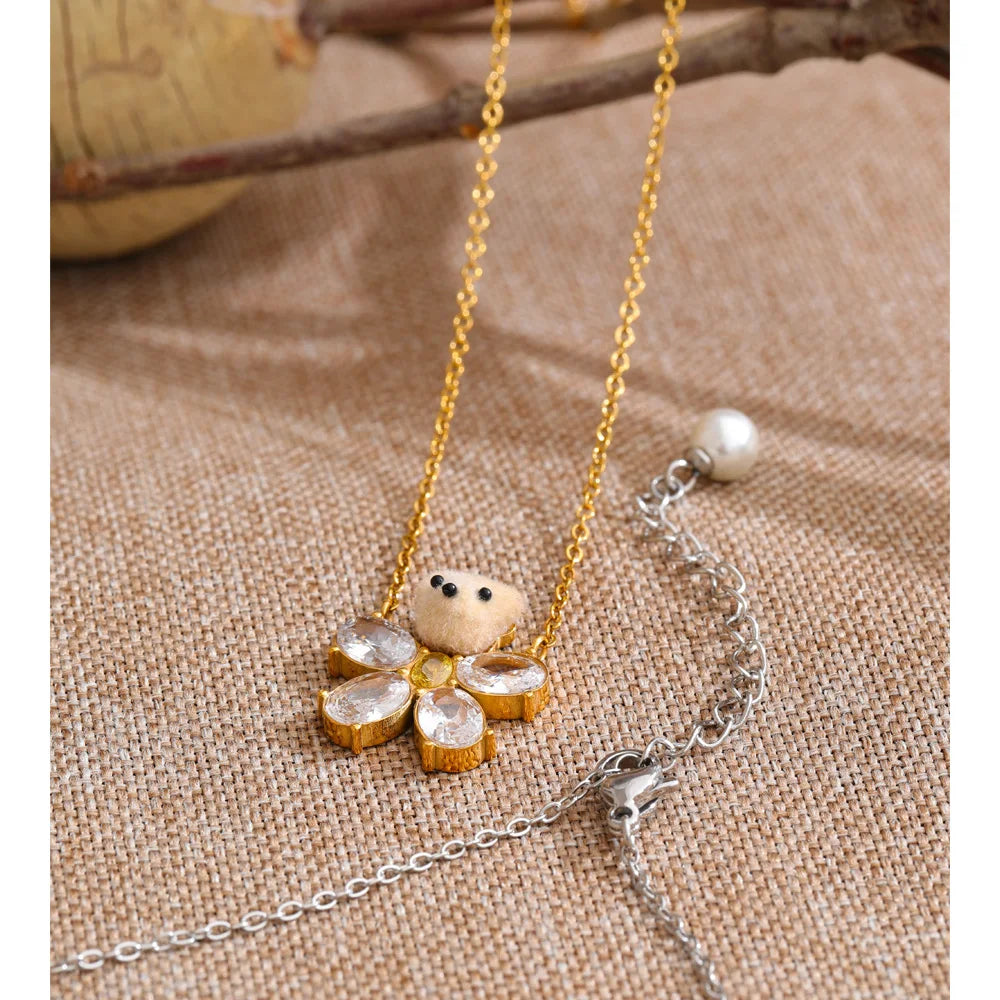 Cubic zirconia flower necklace in gold-plated stainless steel with cubic zirconia.