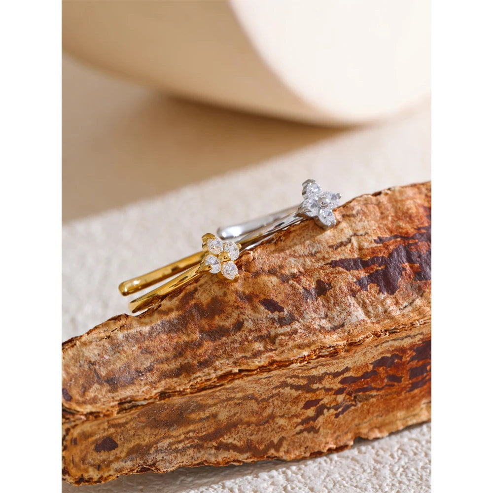 Cubic zirconia flower ring in gold-plated stainless steel with cubic zirconia.
