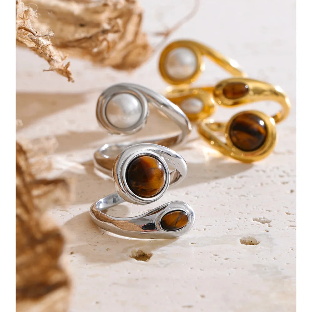 Pearl natural stone geometric ring in 18K gold-plated stainless steel with pearl and natural stone.