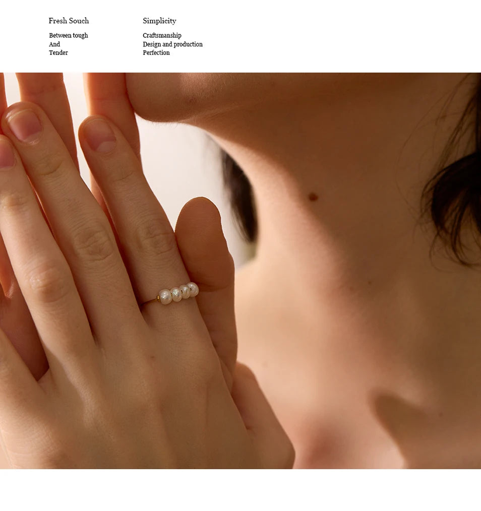 Freshwater pearl geometric ring in 18K gold-plated stainless steel with freshwater pearl.
