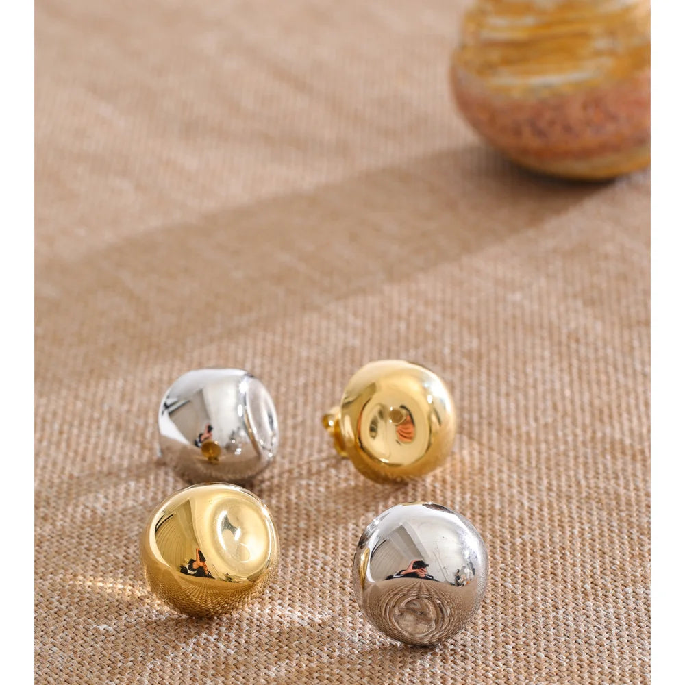 Geometric earrings in gold-plated stainless steel.