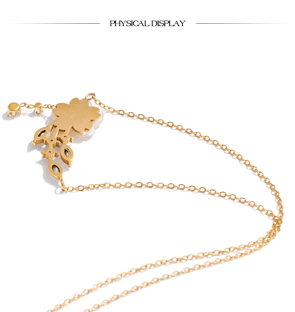 Cubic zirconia shell flower necklace in gold-plated stainless steel with cubic zirconia and shell.