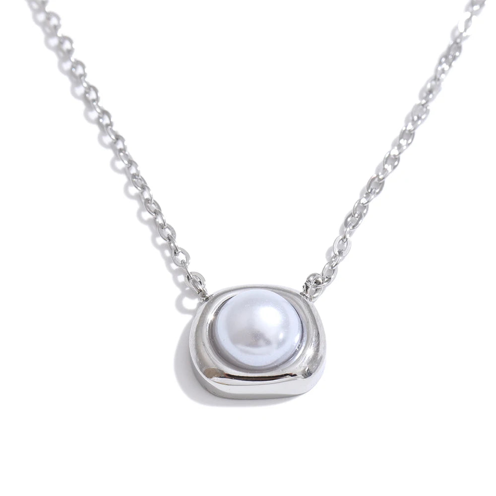 Pearl geometric necklace in gold-plated stainless steel with pearl.