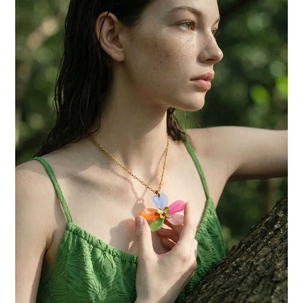 Resin acrylic flower necklace in gold-plated stainless steel with resin and acrylic.