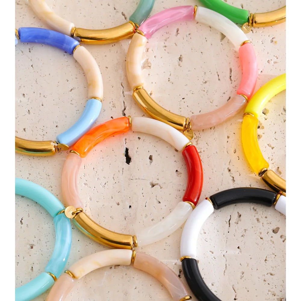 Resin acrylic geometric bracelet in gold-plated stainless steel with resin and acrylic.