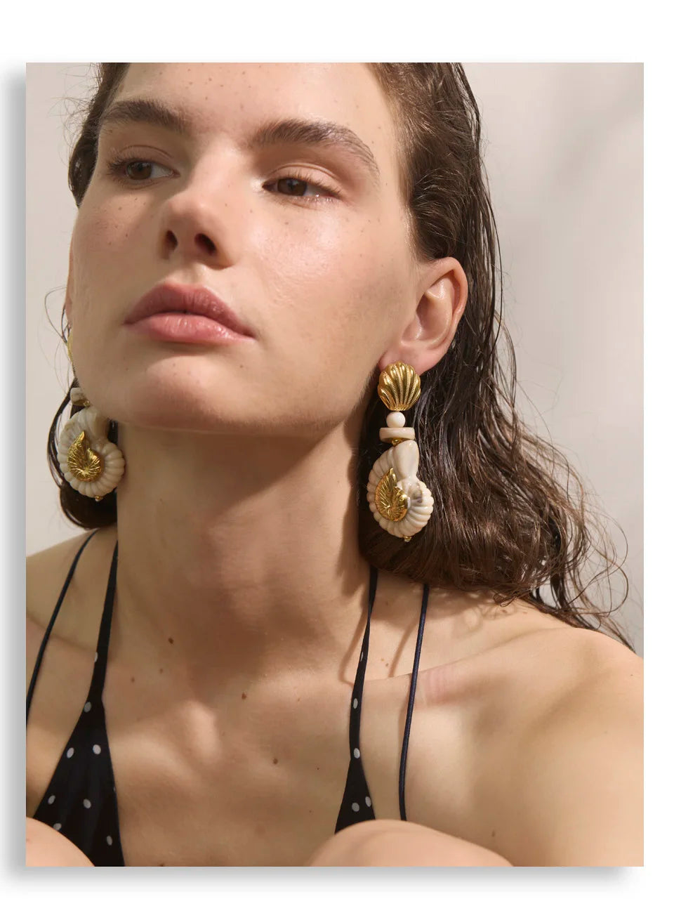 Shell resin geometric earrings in gold-plated stainless steel with shell and resin.