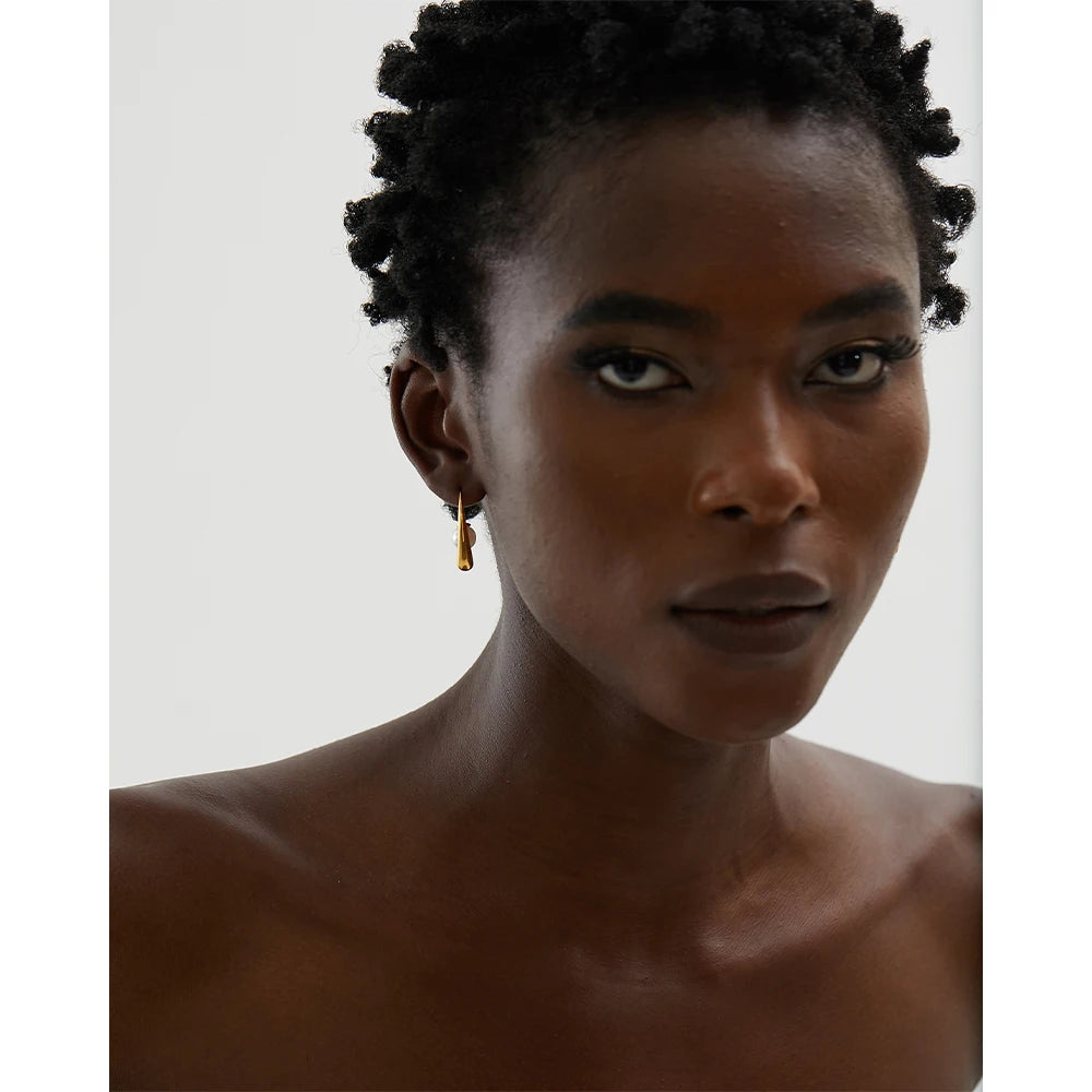 Pearl minimalist geometric earrings in stainless steel with pearl.
