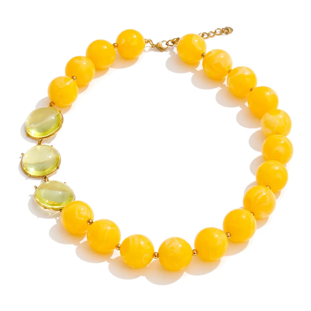 Resin acrylic beaded necklace in gold-plated stainless steel with resin and acrylic.