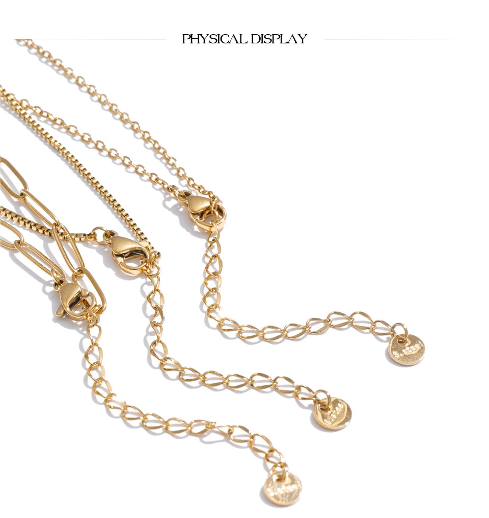 Geometric chain necklace in gold-plated stainless steel.