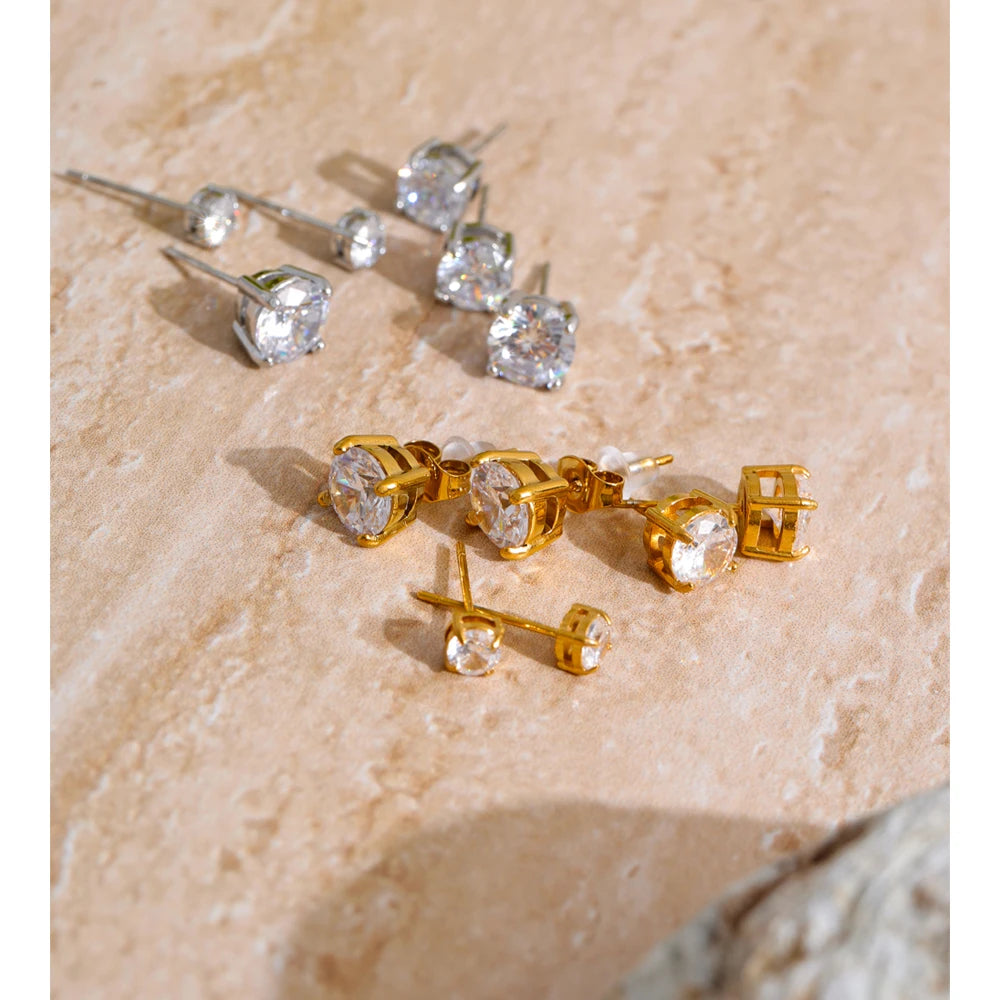 Cubic zirconia geometric earrings in gold-plated stainless steel with cubic zirconia.