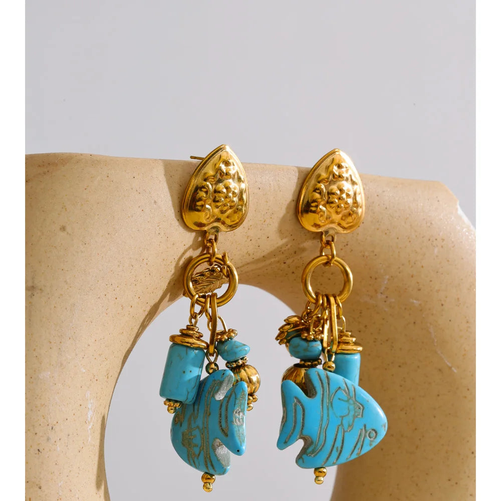 Blue natural stone geometric earrings in gold-plated stainless steel with natural stone.