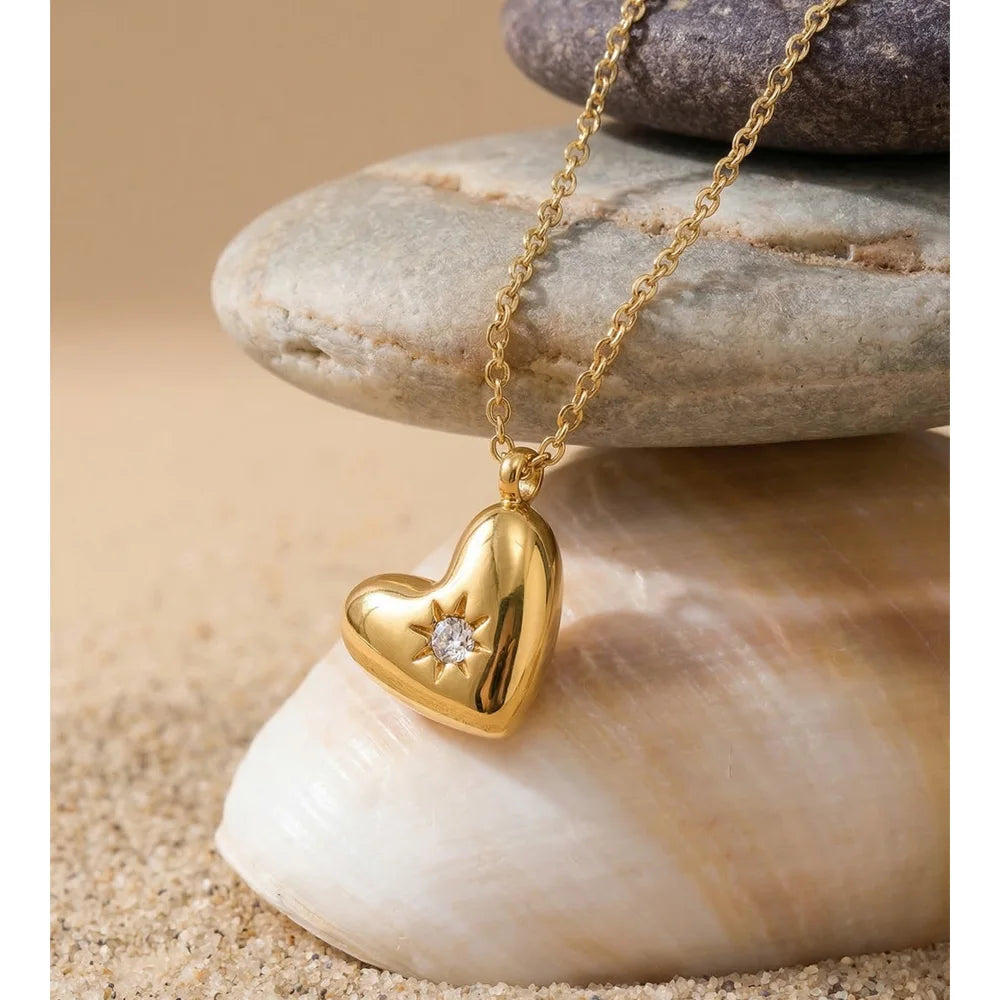 Cubic zirconia heart necklace in gold-plated stainless steel with cubic zirconia.