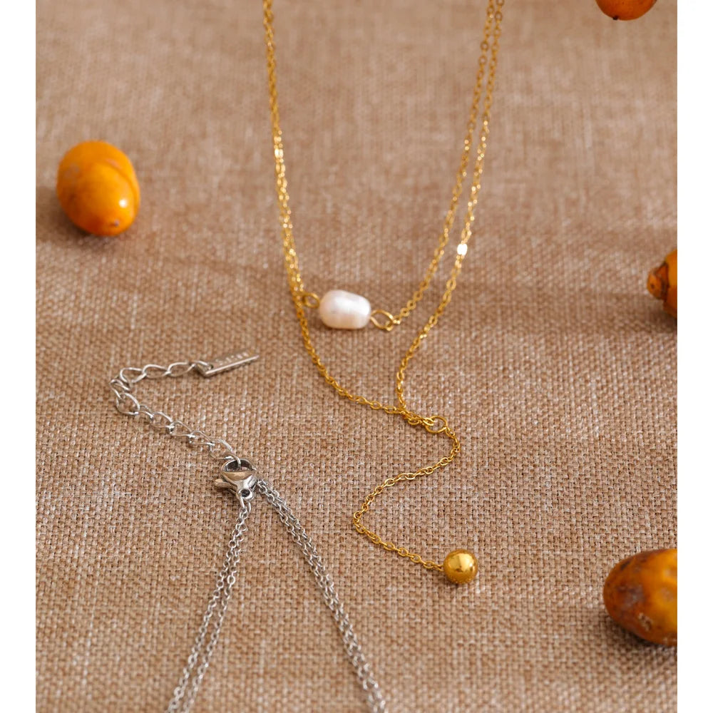 Freshwater pearl geometric chain necklace in gold-plated stainless steel with freshwater pearl.