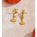 Shell star geometric earrings in gold-plated stainless steel with shell.