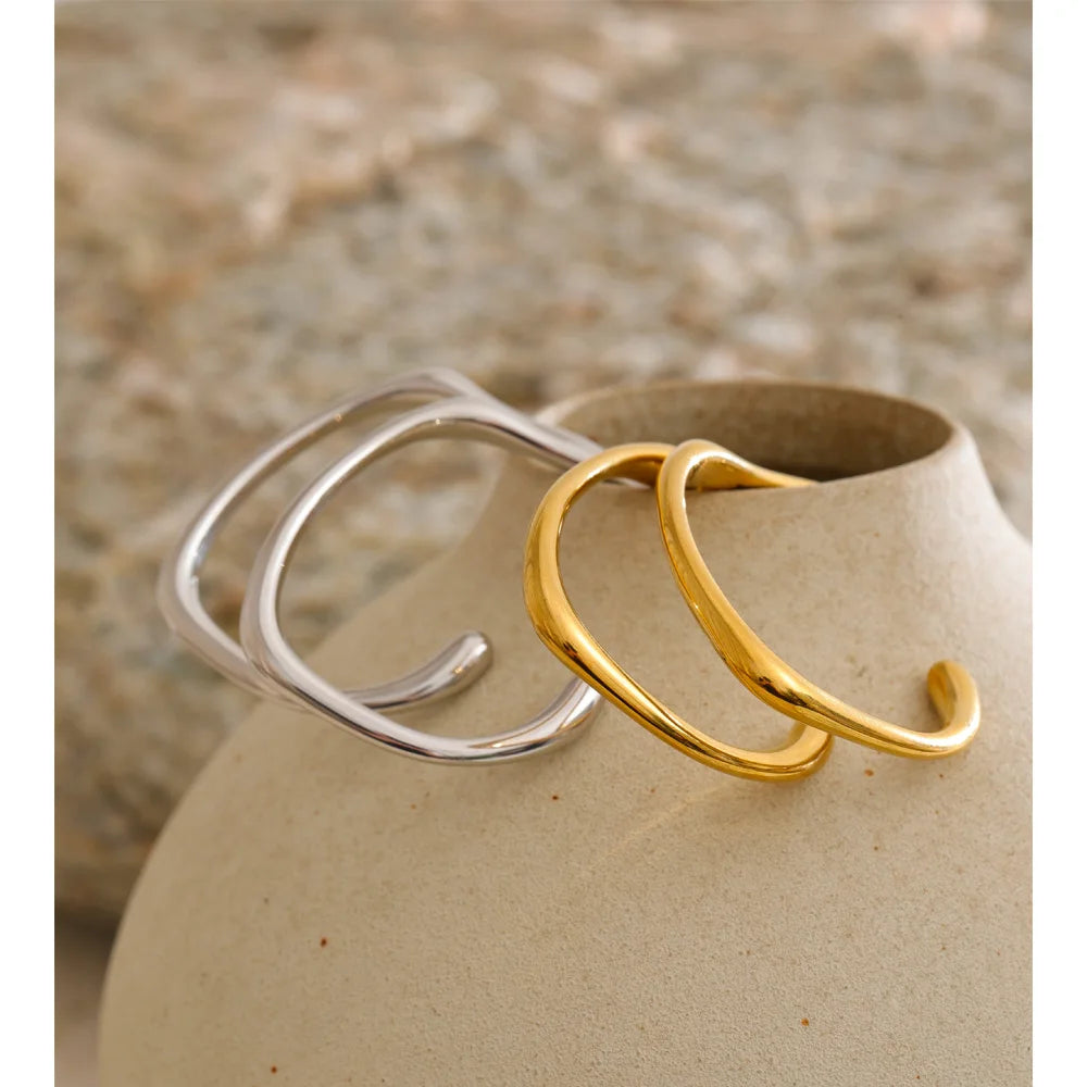 Minimalist geometric earrings in gold-plated stainless steel.