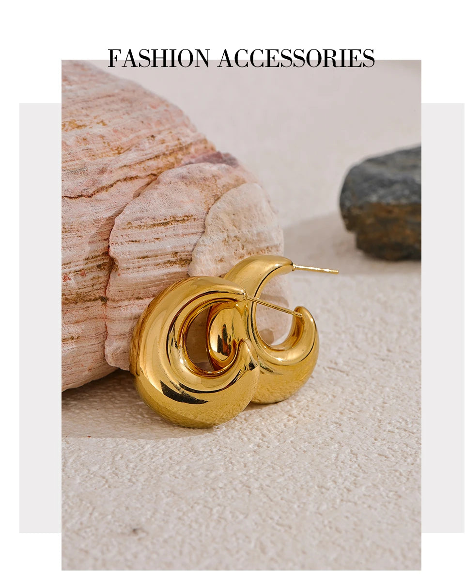 Geometric earrings in gold-plated stainless steel.