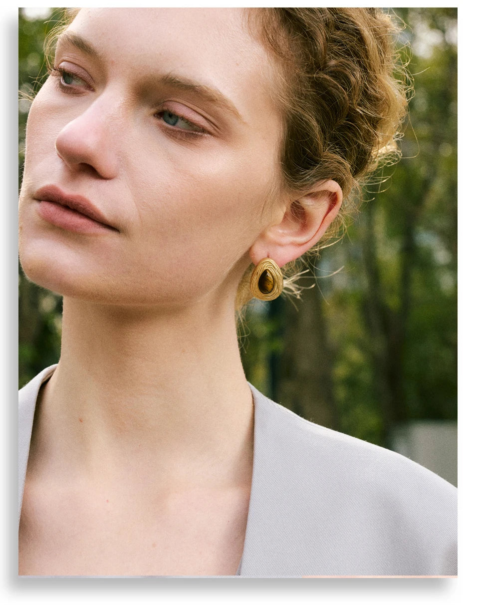 Natural stone geometric earrings in gold-plated stainless steel with natural stone.