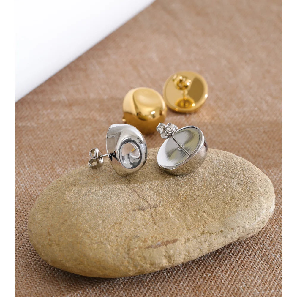 Geometric earrings in gold-plated stainless steel.