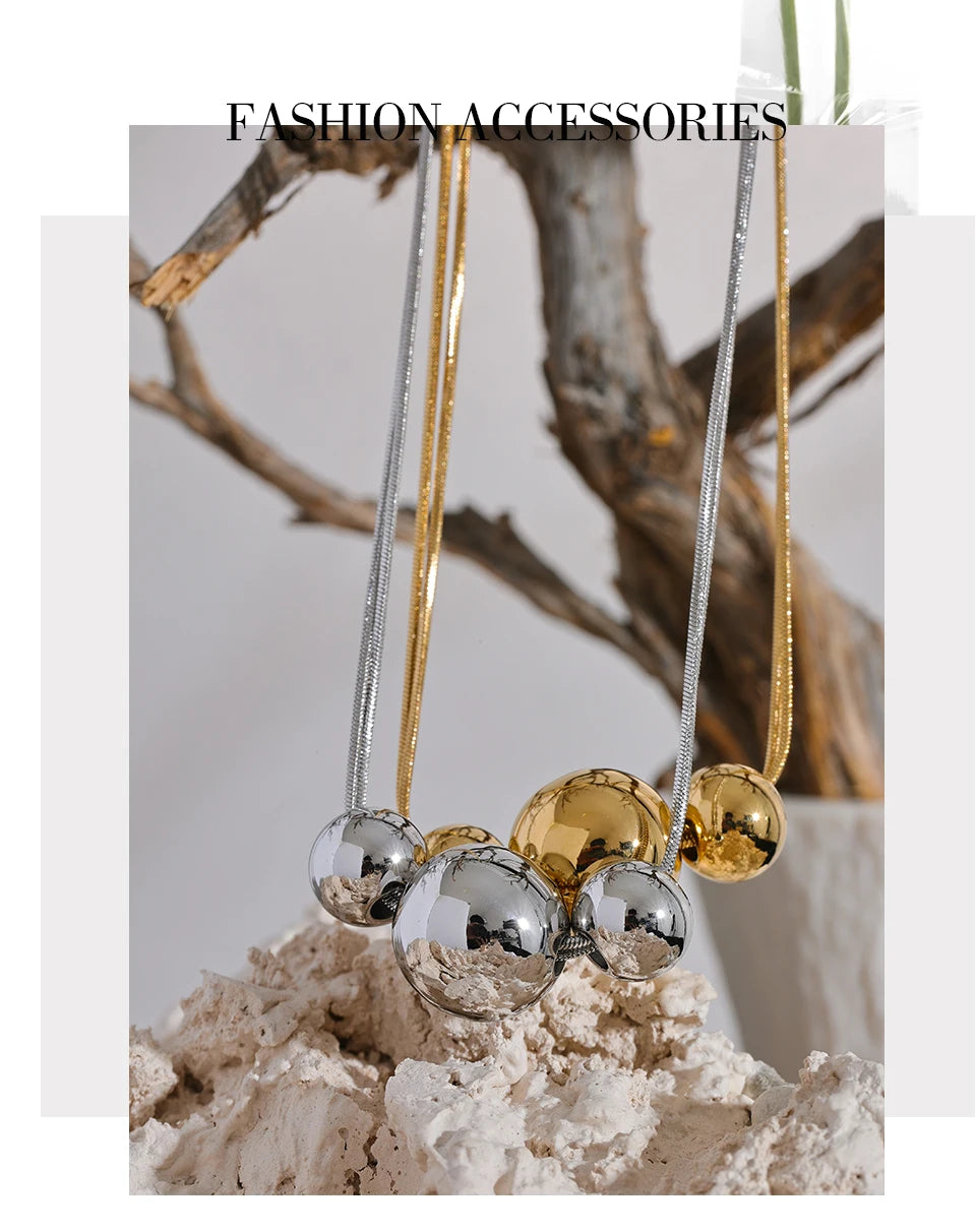 Beaded geometric chain necklace in gold-plated 316L stainless steel.