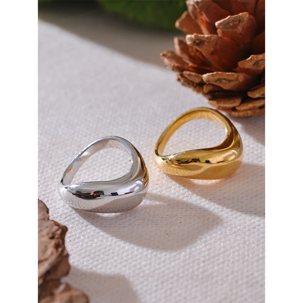 Minimalist geometric ring in gold-plated stainless steel.
