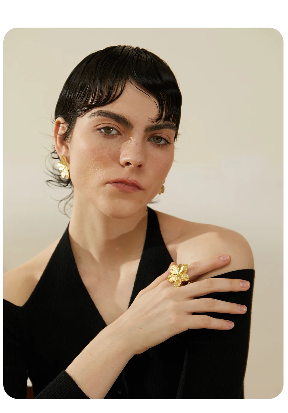 Flower geometric ring in 18K gold-plated stainless steel.
