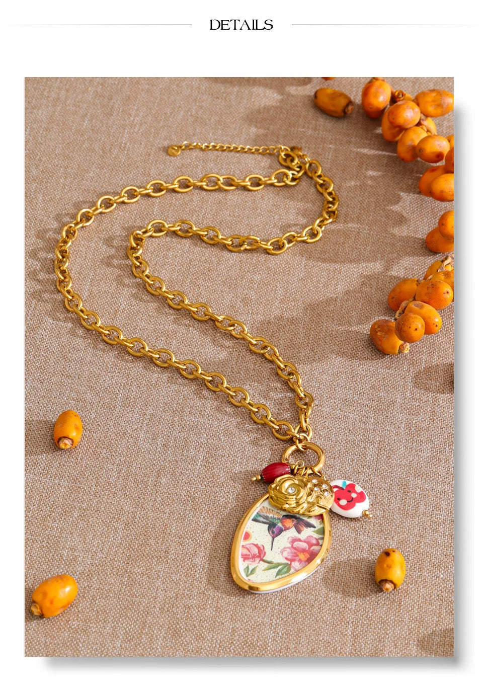Cubic zirconia resin flower necklace in gold-plated stainless steel with cubic zirconia and resin.