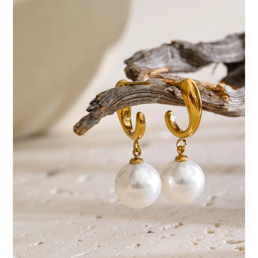 Pearl geometric earrings in gold-plated stainless steel with pearl.