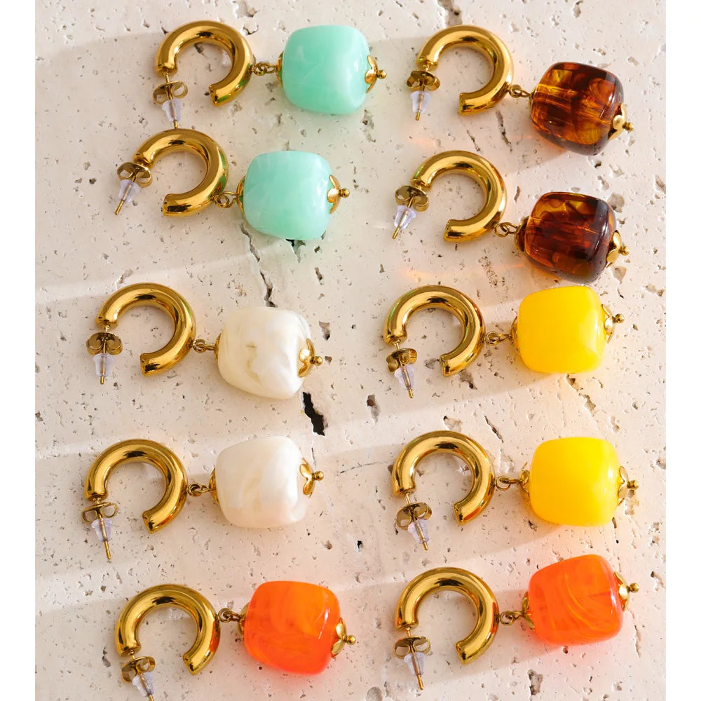 Resin acrylic geometric earrings in gold-plated stainless steel with resin and acrylic.