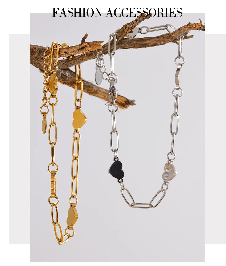 Heart chain necklace in gold-plated stainless steel.