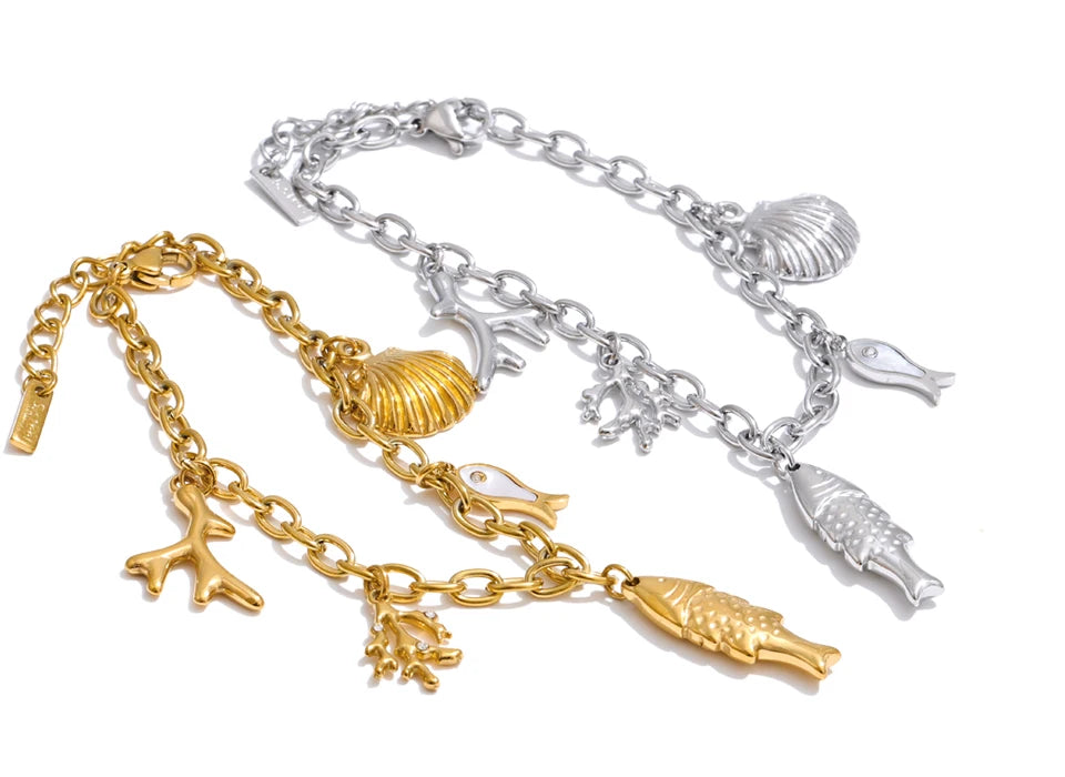 Shell geometric chain necklace in gold-plated stainless steel with shell.