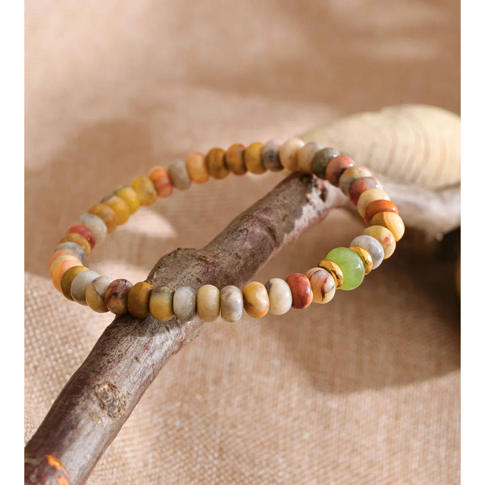 Natural stone beaded geometric necklace in gold-plated stainless steel with natural stone.