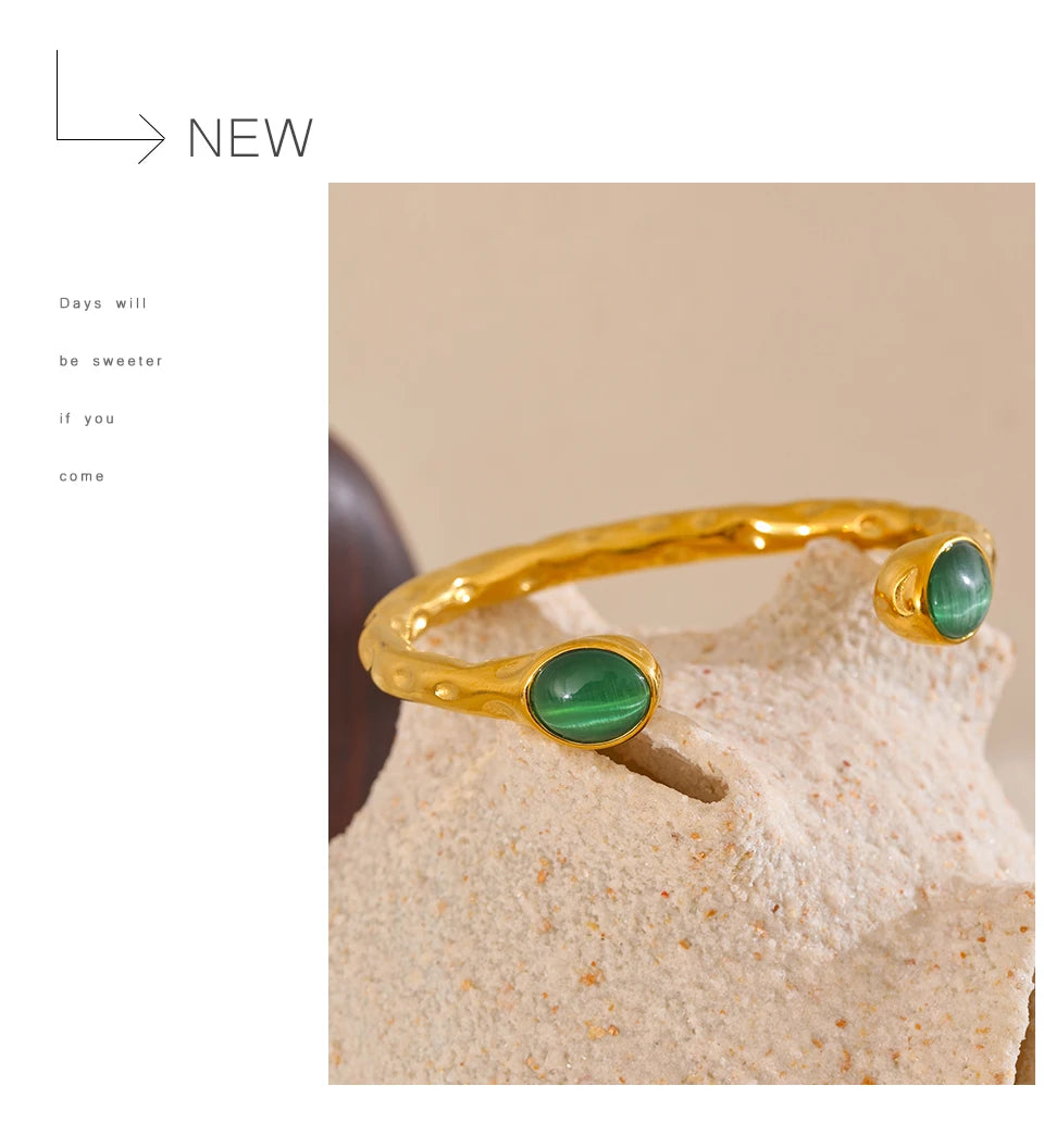 Natural stone geometric bracelet in gold-plated stainless steel with natural stone.