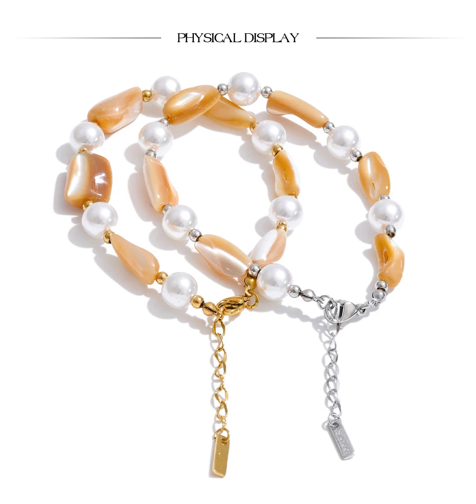 Pearl resin beaded necklace in gold-plated stainless steel with pearl and resin.